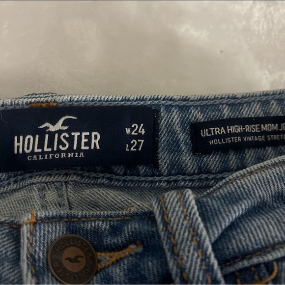 Hollister Ultra High Rise Mom Jeans - Picture 3 of 3